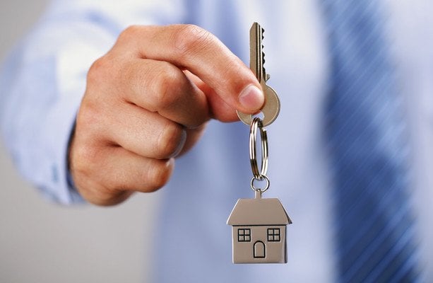 初めての購入者がより多くの負債を負うため、住宅は希望価格より平均 9% 高い価格で販売される