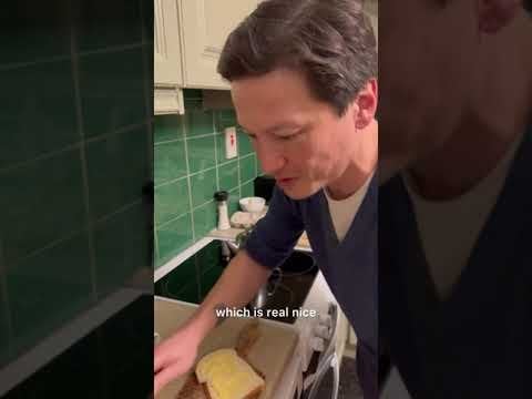 Kenji Lopez Alt (シェフ兼フードライター) は、Tayto サンドイッチと Barrys ティーを承認しています。
