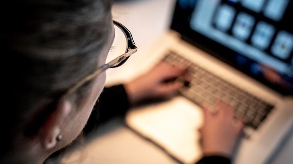 博士課程の学生：いじめと嫌がらせにより研究者は社会的議論を放棄する - Altinget