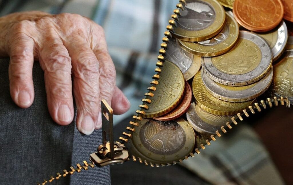 年金の議員2,180ユーロ、労働者540ユーロ