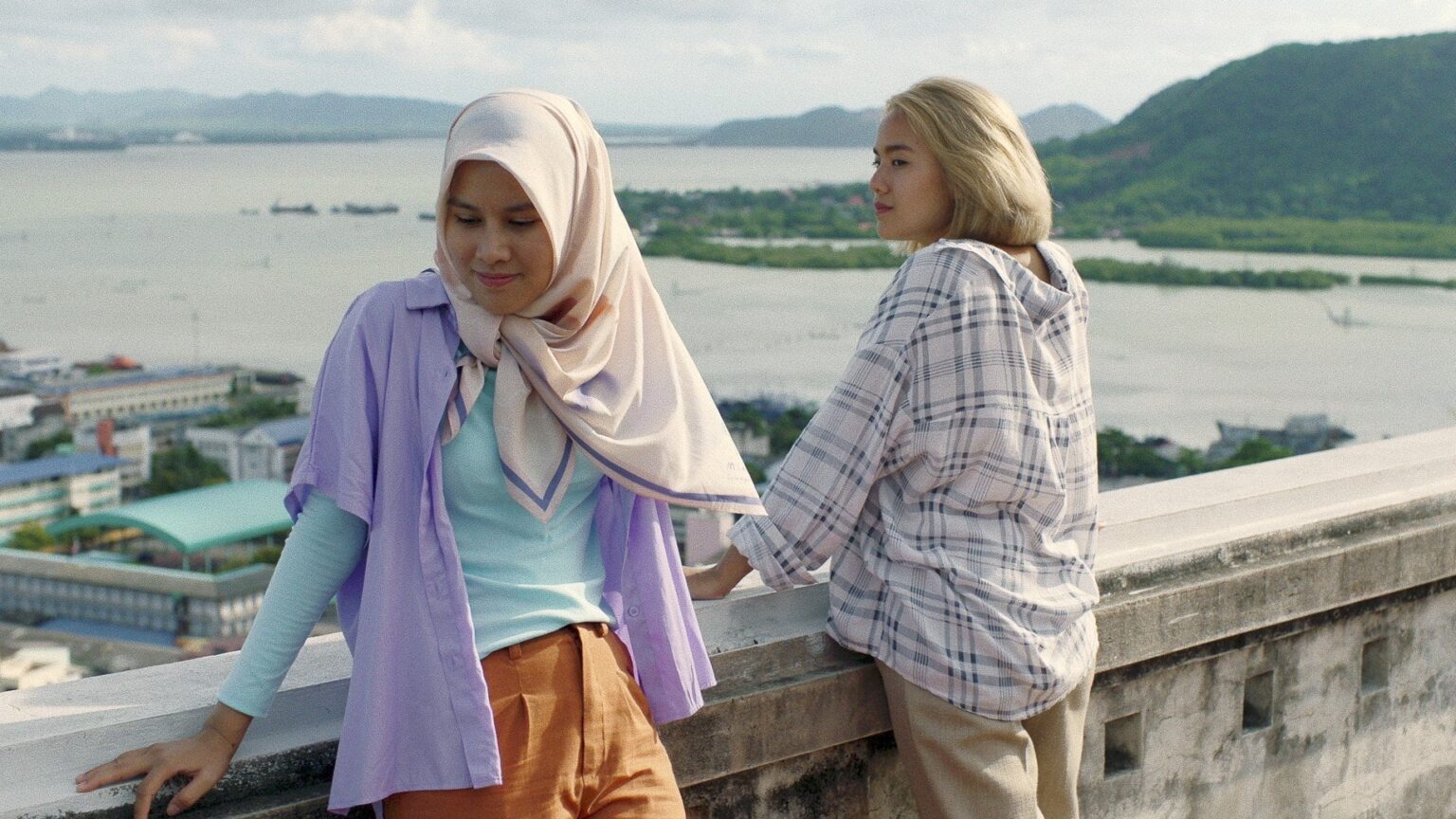 恋に落ちた2人の女性。でも彼女の宗教はそれを許していなかった。あるタイ映画がつくられた「きっかけ」は、友人が抱える“苦しみ”だった（ハフポスト日本版） - Yahoo!ニュース