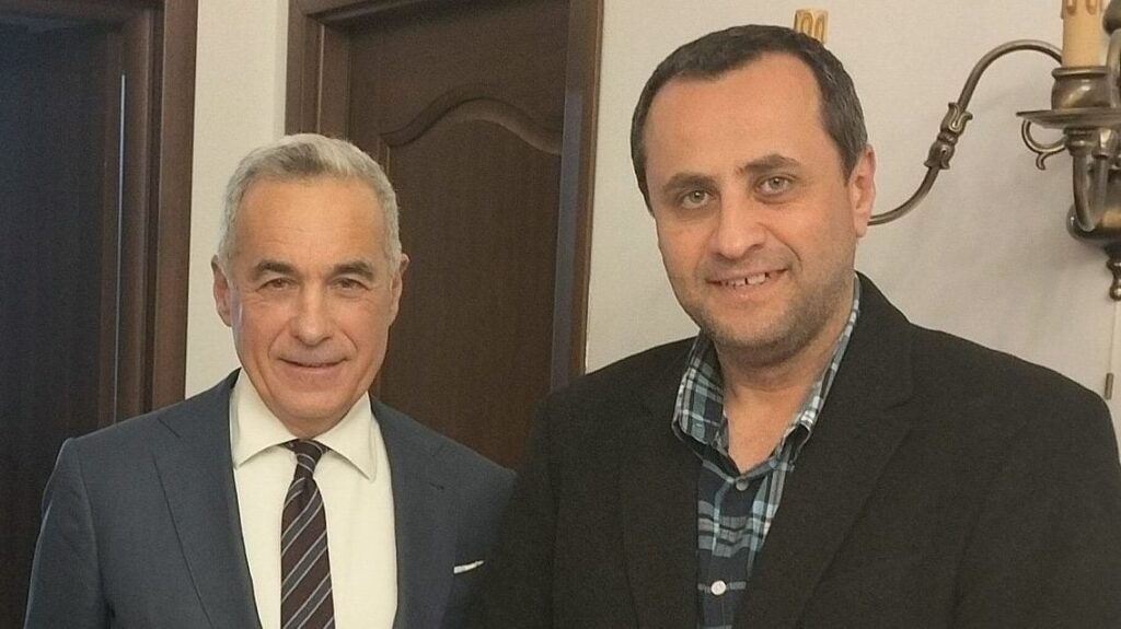 カリン・ジョルジェスクと並んで誇らしげに自分自身を示す初の元SRI高官：「レアル・ルーマニアの将来の大統領」
