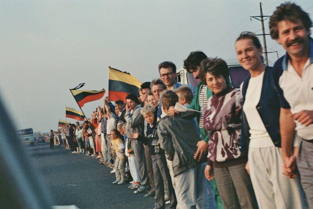 「Bunda jau Baltija」という曲はラトビアとエストニアでも同様に有名ですか? (「The Baltics Are Waking Up」という曲はラトビアやエストニアでも知られていますか?)