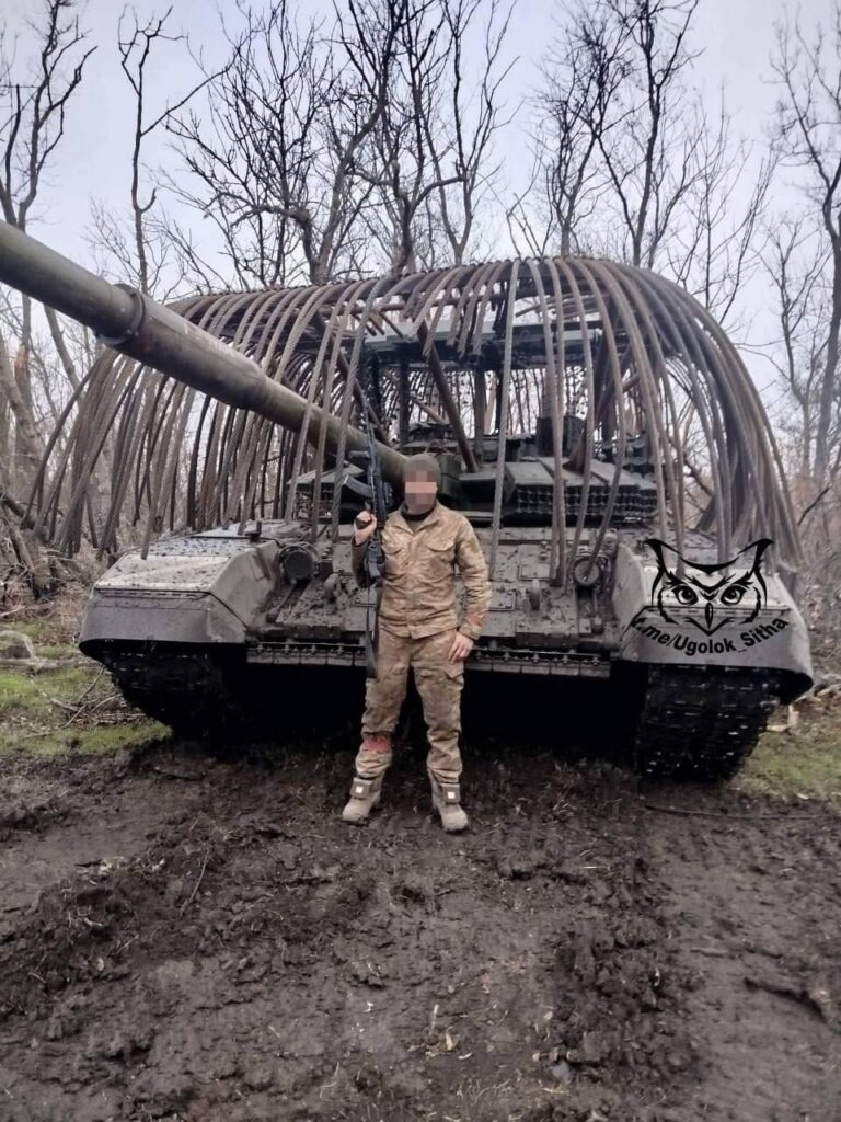 鋼棒で「保護」されたロシアのT-72B3M。場所不明 - 2025 年 1 月