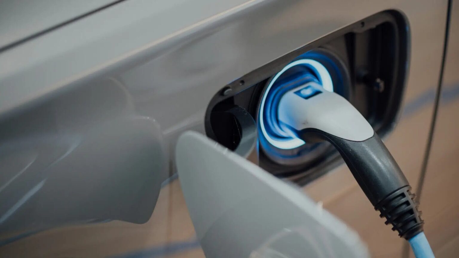 EUはすべての国に路面電車を支援し、イデオロギーの軽減を求める