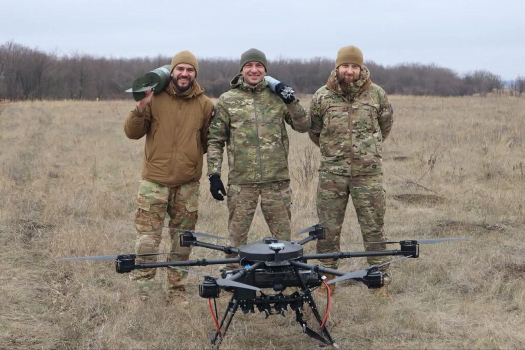 ウクライナ軍の100番目の別々の機械化旅団からの「ヴァンパイア」ドローンと兵士。