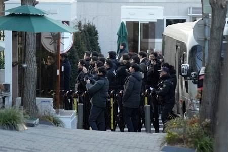 韓国当局、尹大統領の拘束図る 令状執行へ公邸進入も「不許可」― 警護庁の警護部隊が立ちふさがる