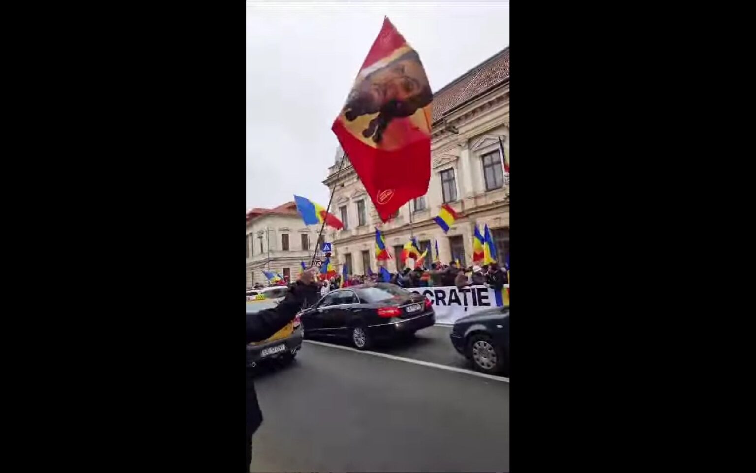 ビデオ シビウ中心部のAUR抗議活動で振られるロシア軍の戦旗