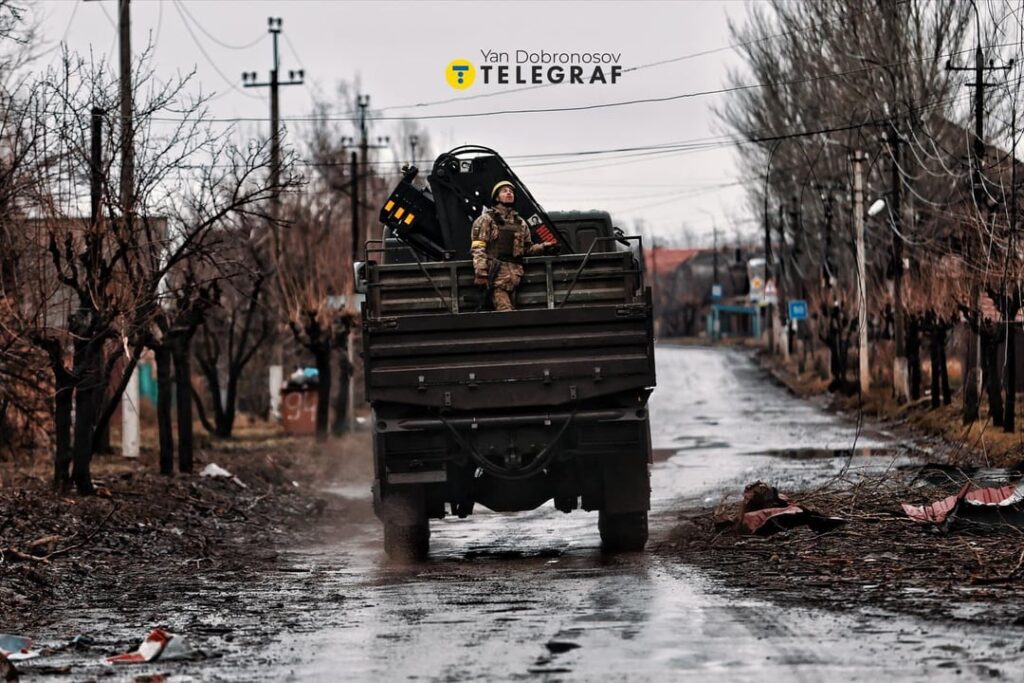 ポクロフスク - 鐘のキャロルの作曲家の本拠地。ロシア軍が迫ってくるが、ウクライナ軍が前線を維持する。 - ポクロフスクの通りには傷跡があり、住民はドローンを探して空を調べているが、現在もポクロフスクはウクライナ軍の管理下にある。