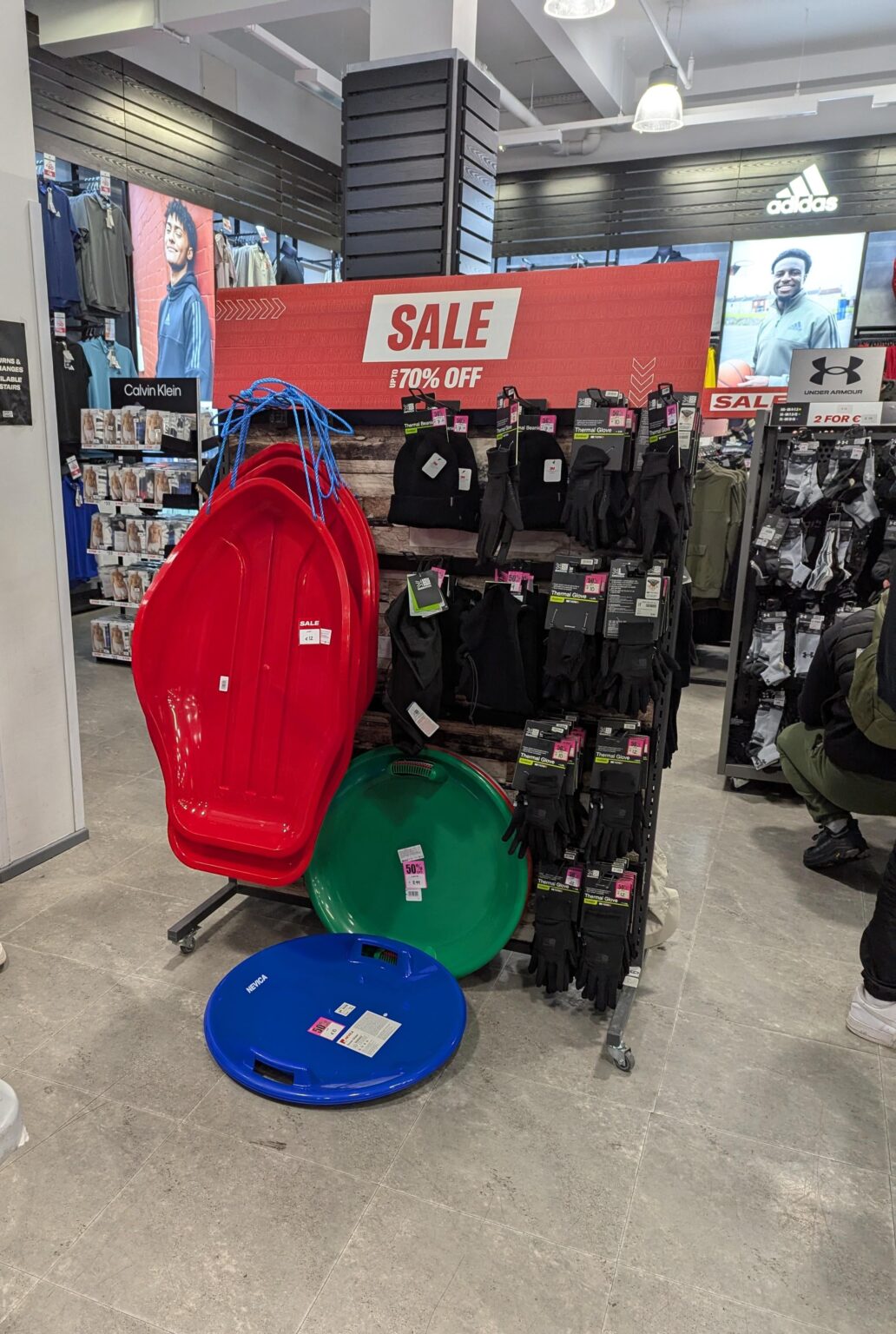 Sports Direct の誰かがこれらを取り除くのをほぼ 7 年間待っています