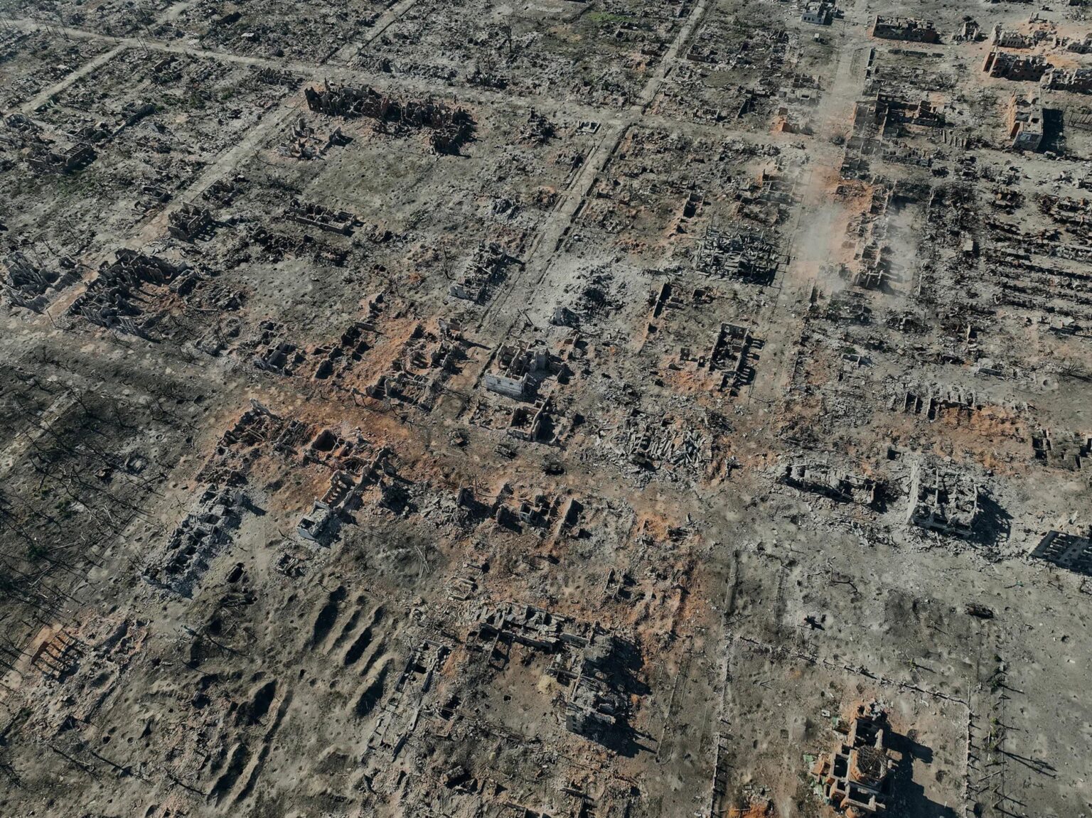 東部戦線、ハルキウ州にある完全に破壊された（現在は元の）都市ヴォフチャンシクの廃墟をドローン空撮。 2024年5月にロシアが攻撃して以来、ロシアの砲撃とミサイル攻撃によって破壊された。