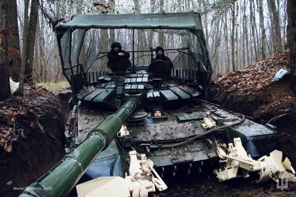 対ドローンケージと地雷ローラーを備えた元ロシアの T-72B3 主力戦車 (MBT)、ウクライナ軍の第 22 独立機械化旅団所属。
