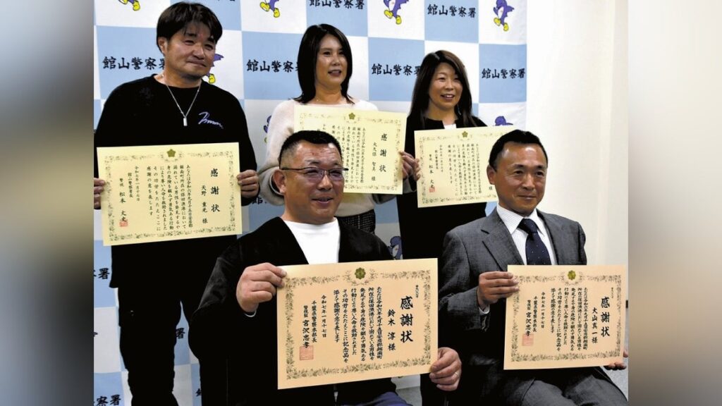 海に車ごと転落した義足の高齢男性を釣り仲間６人が連携して引き上げる…「台風の時助けてもらった」 千葉県警が感謝状