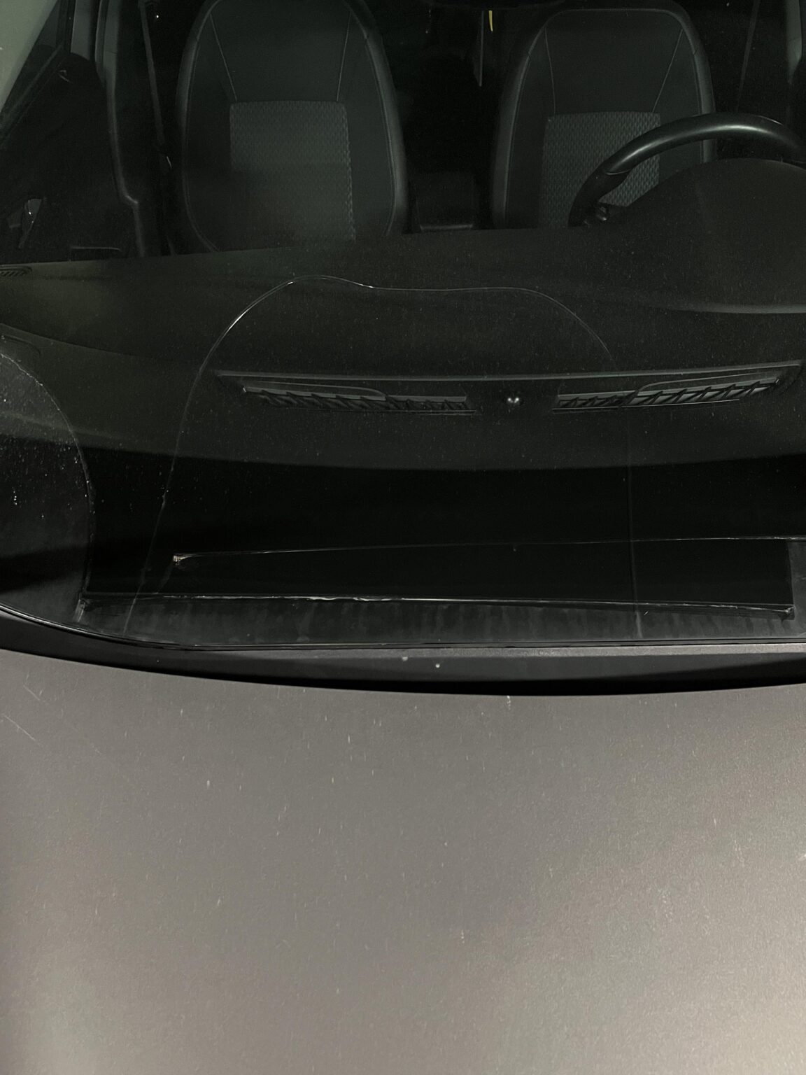 ひび割れた車の窓でポーランドで運転します