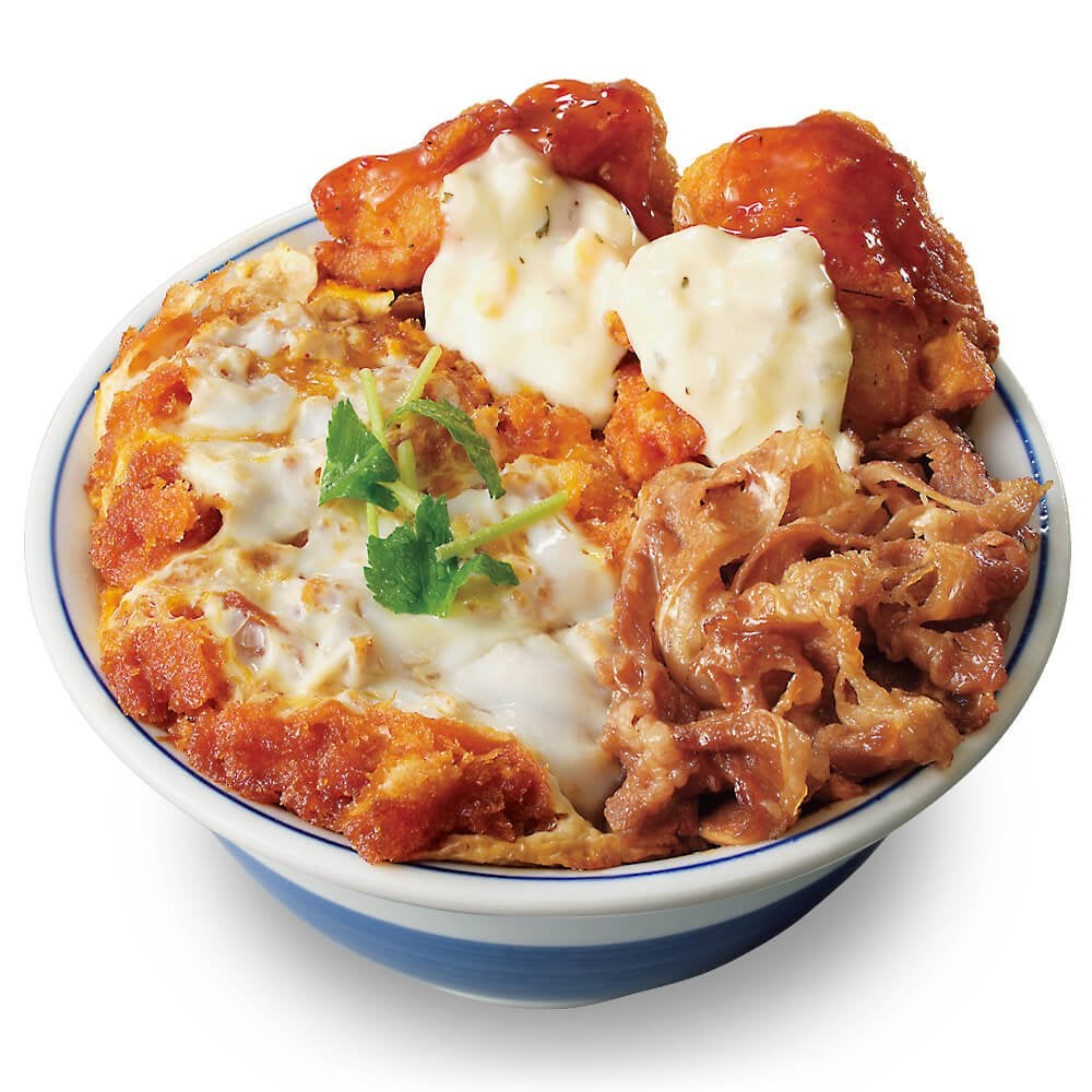 【超茶色】"ヘビー級"のド迫力!「牛・豚・鶏のトリプルカツ丼」 かつやの初売りはボリューム満点、2025年「巳年」期間限定で新登場