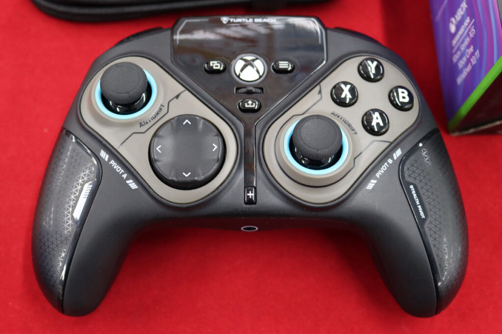 ASCII.jp:ボタン部分がクルッと回るゲームコントローラー! FPSから格闘ゲームまでコレ1機でOK:パソコン工房 大阪日本橋店 ASCII.jp:ボタン部分がクルッと回るゲームコントローラー! FPSから格闘ゲームまでコレ1機でOK:パソコン工房 大阪日本橋店