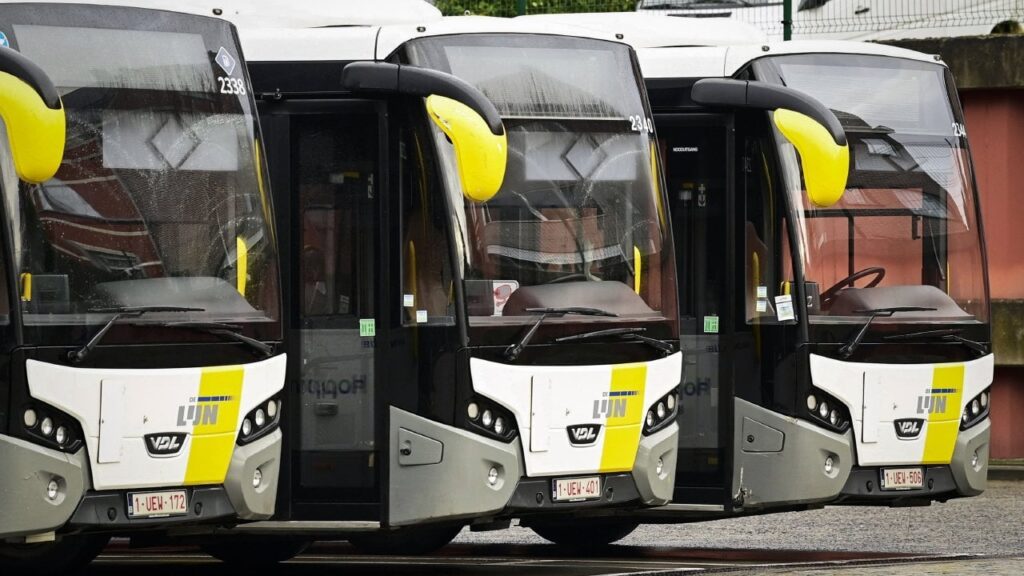 de lijnの5つのバスに1つに10人未満の乗客がいます