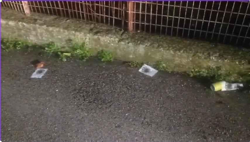 彼らはファイヤーの中心に疎外されたリーフレットで満たされていました - 住民と当局を反映しています