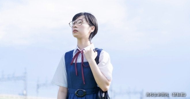 私は眼鏡をかけています。近視と乱視が強すぎて、医者から「コンタクトにすると矯正する力が弱いからどんどん目が悪くなってしまう」と言われています。眼鏡にすると目が小さく見えたり、鼻が低く見えたりしてかわいくないです。しかも私は度が強すぎて、レンズ越しには顔の輪郭さえズレています。周りと恋バナをすることがありますが、私は正直「眼鏡の間は彼氏なんてできない」と思って諦めています。本当はとても悔しいです。眼鏡をかけていることがコンプレックスです。眼鏡でもかわいくなれる方法を教えてください！(sacra・高校２年女子)
