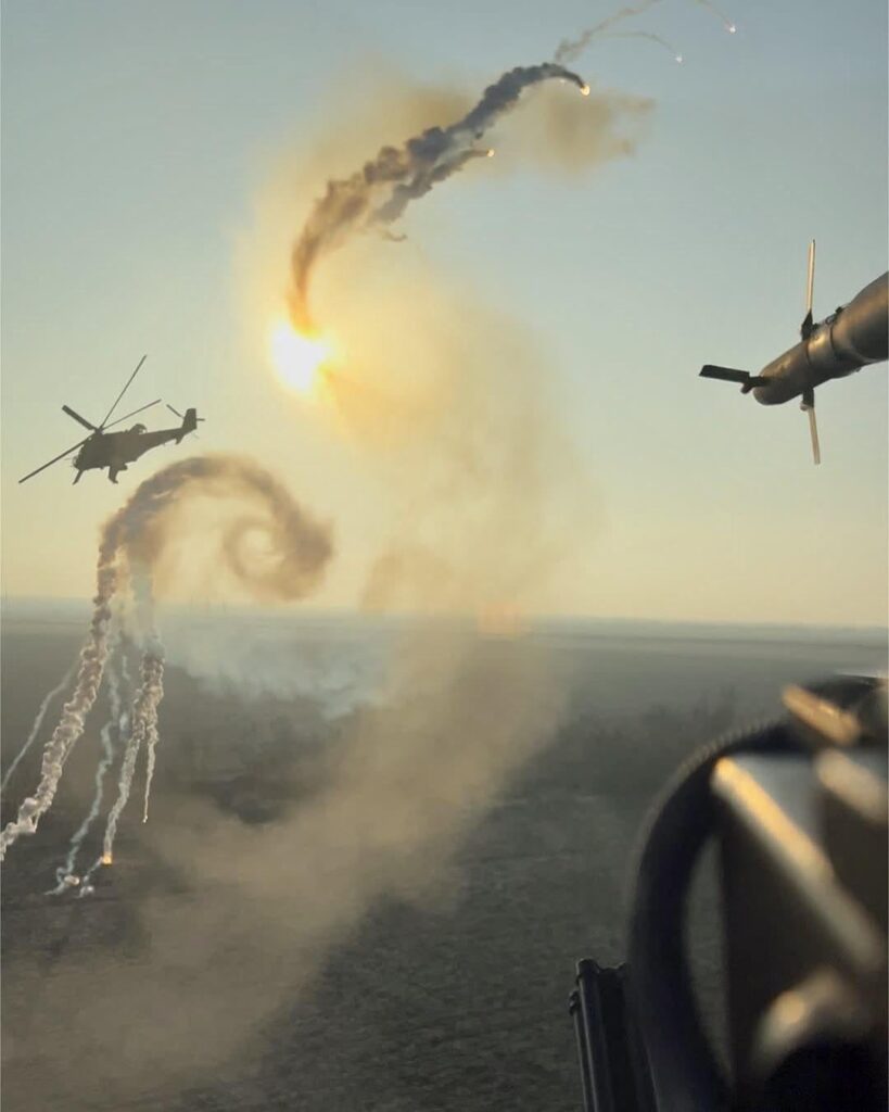MIL MI -24「後ろの」ヘリコプターガンシップからのコックピットビュー、ウクライナ陸軍航空から - 攻撃中に - 午前中に - ドネツクオブラストを越えて。