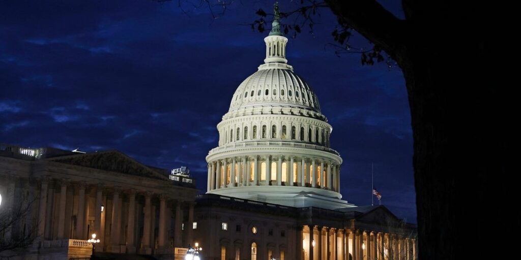 裁判官は、トランプ政権に連邦政府の資金をすぐに凍結し、彼の判決に違反するのをやめるよう命じます