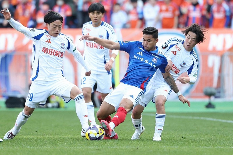 「別のレベルにある」34戦22発の日本人FWが欧州超名門から追撃弾！“レジェンド超え”の偉業達成を現地メディアが絶賛！「見事な数字。いかに重要か」 - サッカーダイジェストWeb