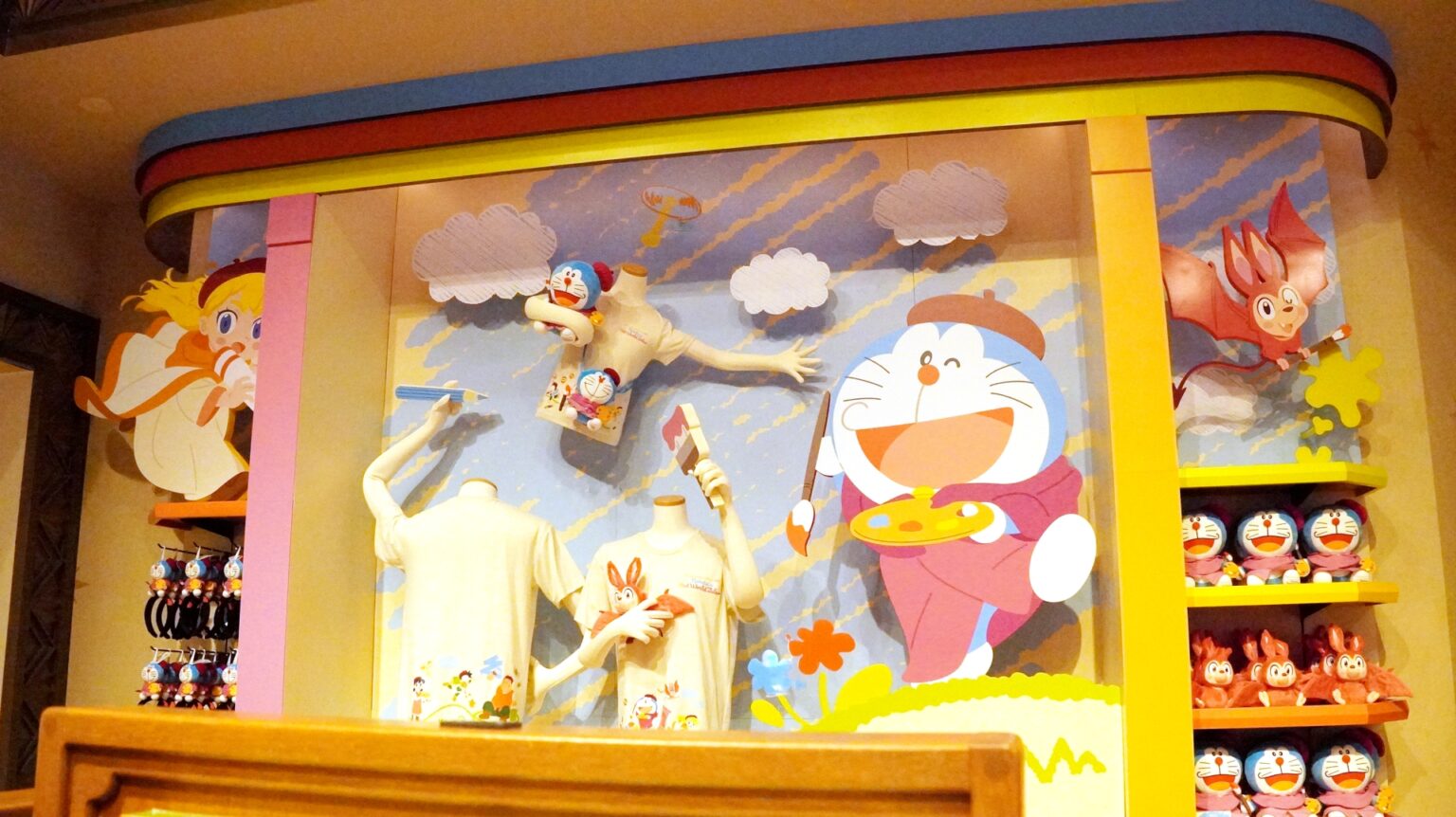 USJ「ドラえもん」2025年最新グッズ撮りおろし！ 絵筆を持ったドラえもんのぬいぐるみ＆カチューシャが登場 - GAME Watch