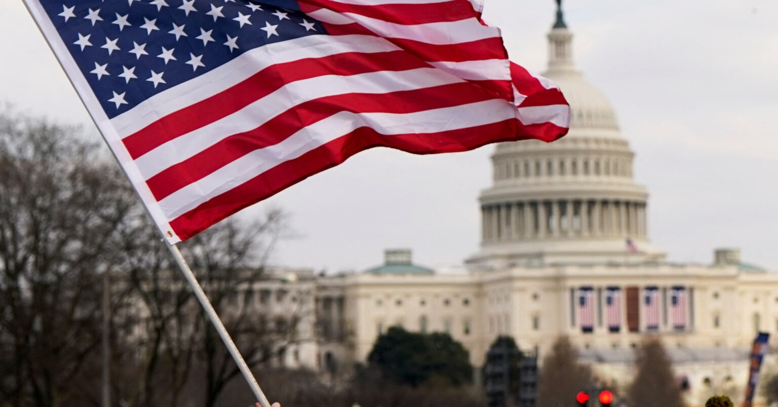 米連邦機関で大量解雇始まる、教育省などの仮採用者に通知相次ぐ | ロイター