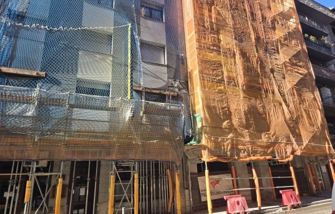 ひび割れた建物の足場は来週削除されますが、返品日はありません