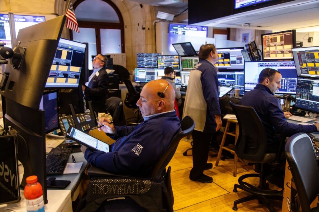 ウォール街トレーダーは恐れ知らず、関税脅威でもパニックにならず - Bloomberg