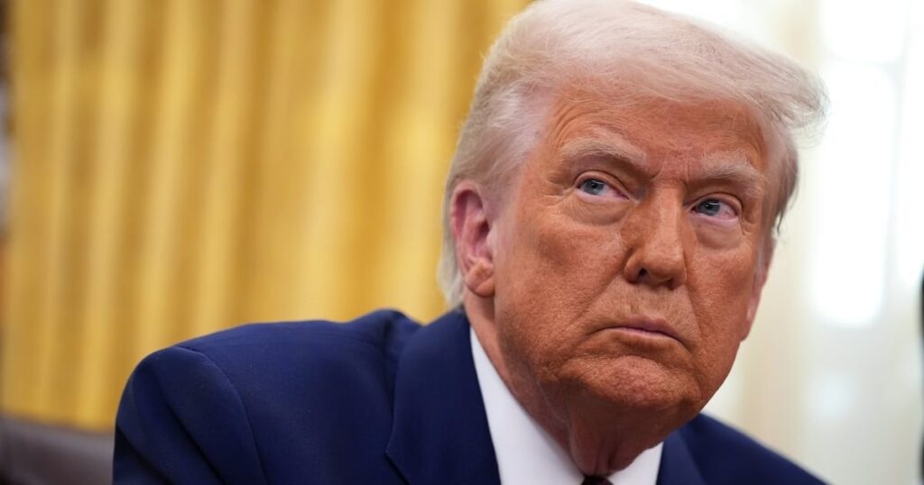 彼の時計で4回の致命的なcrash落にもかかわらず、FAAから数百人を発射するトランプ