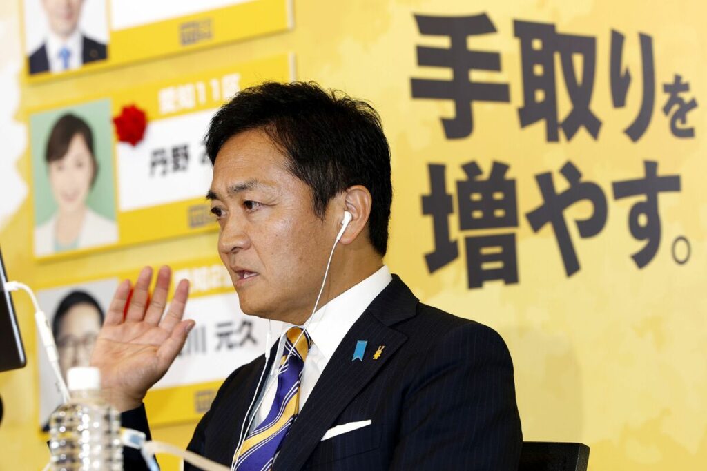 メディアのインタビューに答える国民民主党の玉木雄一郎氏（写真：共同通信社）
