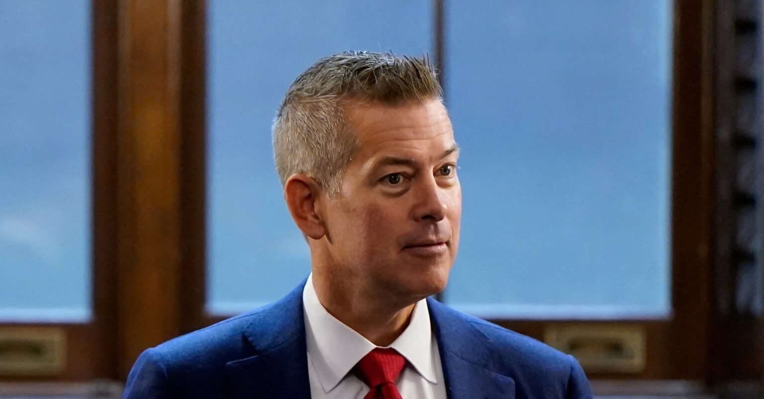 米連邦航空局、解雇人数は400人弱　管制官含まれず＝運輸長官 | ロイター