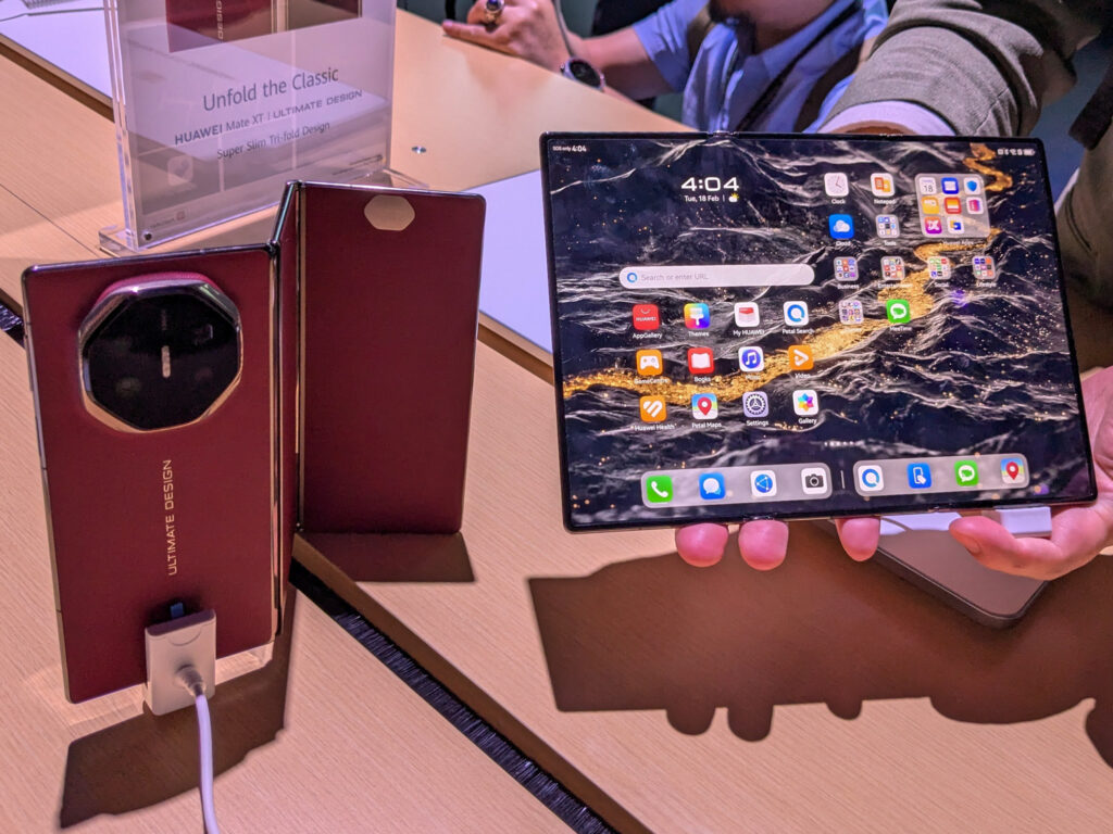 世界初の3つ折りスマホ「HUAWEI Mate XT」、グローバル版登場。約55万円 - PC Watch