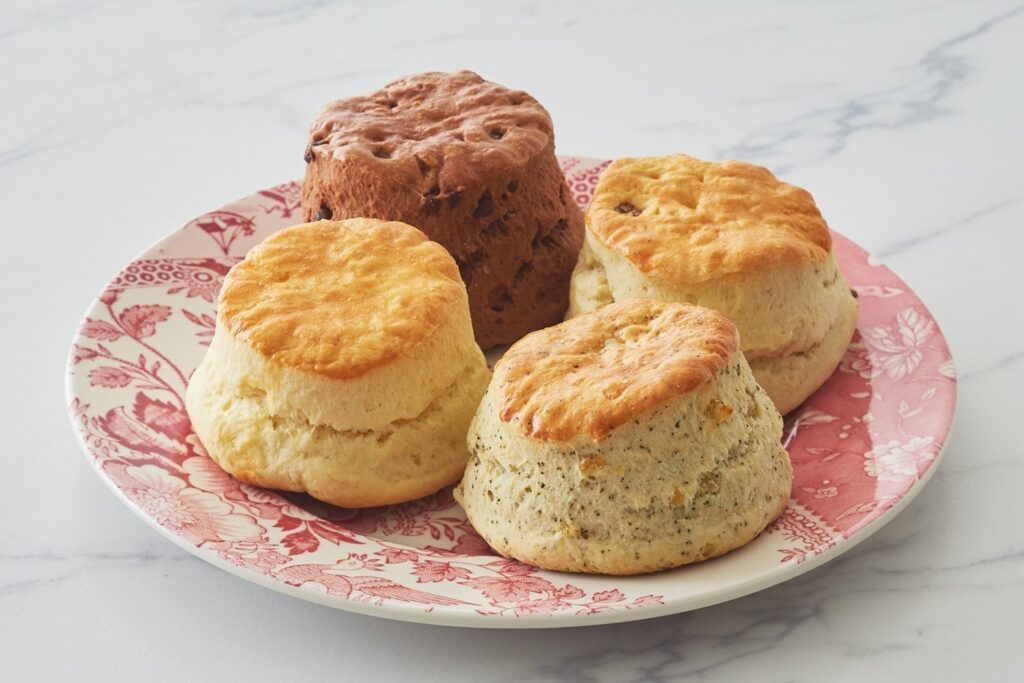 「英国展2025」名古屋タカシマヤで、スコーンほか定番グルメ＆ブルーの孔雀柄食器やインテリアなど - Fashion Press