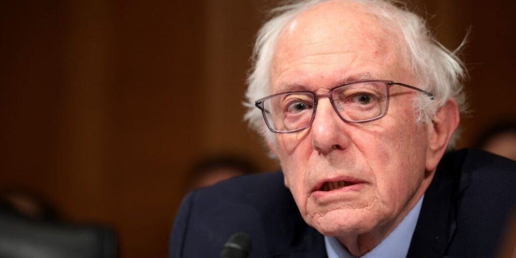 サンダースには、労働者階級のトランプ支持者へのメッセージがあります：「彼らはあなたを追いかけている」| 「トランプの言うことではなく、彼がしていることに焦点を当ててください」とバーモント州の上院議員は言いました。