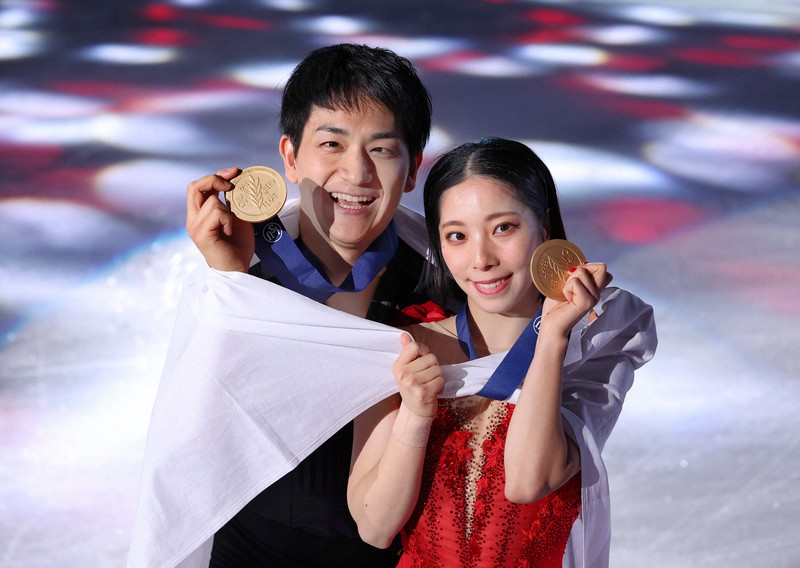 優勝し、表彰式後に金メダルを掲げる三浦璃来、木原龍一組＝ソウルで2025年2月21日、猪飼健史撮影