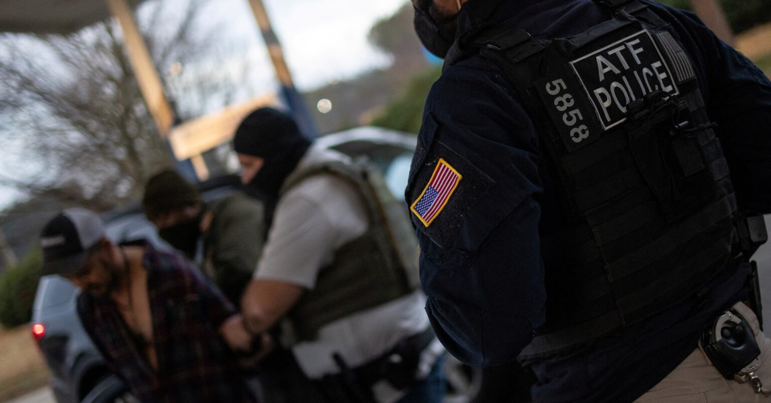 不法移民3.8万人強制送還、トランプ氏就任から1カ月　増加の見通し | ロイター