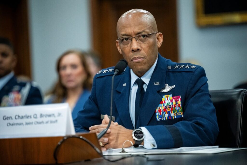 トランプ氏、米軍制服組トップ更迭－反ＤＥＩで黒人や女性高官標的か - Bloomberg
