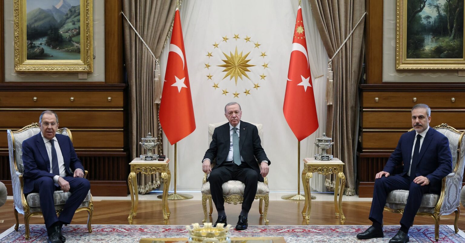 トルコ外相、ウクライナ和平協議の開催を提案　ロシア外相と会談 | ロイター