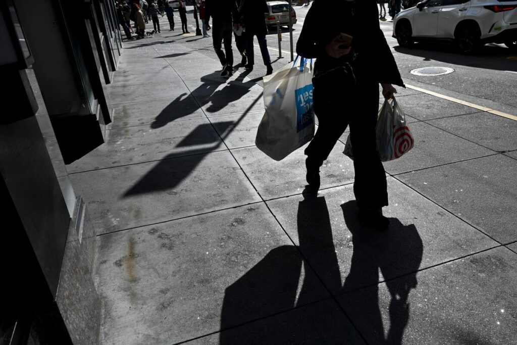 米消費者信頼感、2021年８月以来の大幅低下－経済先行きを懸念 - Bloomberg