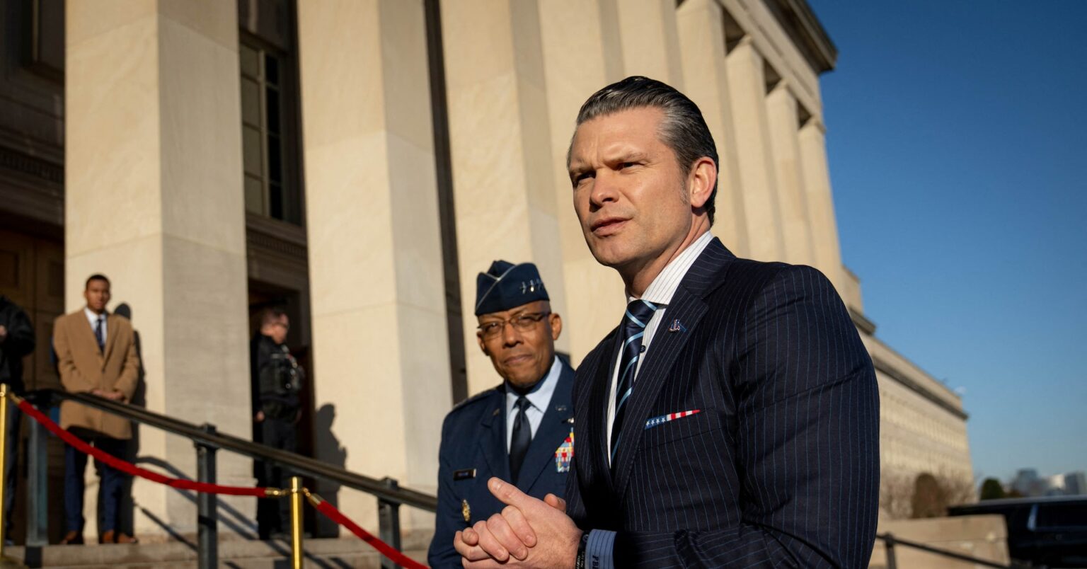 トランプ氏の米軍制服組トップ解任、元国防長官5人が非難 | ロイター