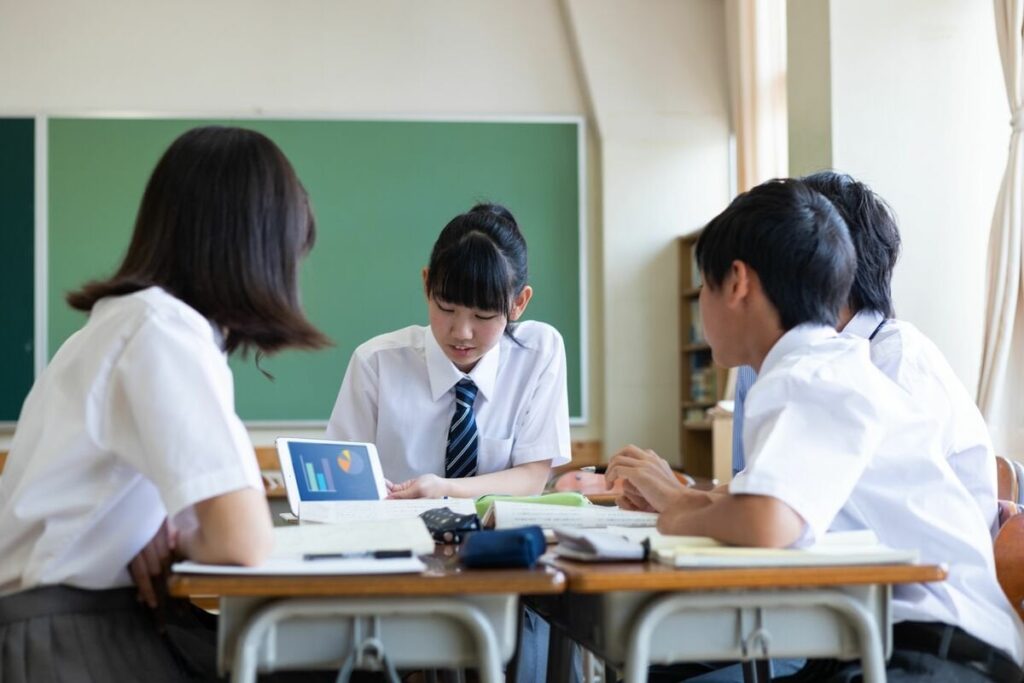 デジタル教科書でZ世代の英語力が激落ち！リスニングには便利でも語学で重要な「構造化」に不向き ―「導入ありき」で実証実験をしていない