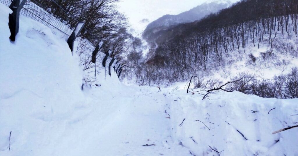 福島の雪崩で60人孤立続く 除雪困難、解消12日以降