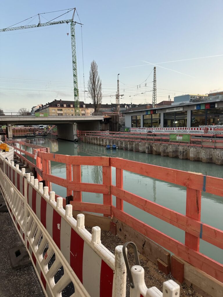 なぜ彼らは建設現場に水を埋めているのですか？