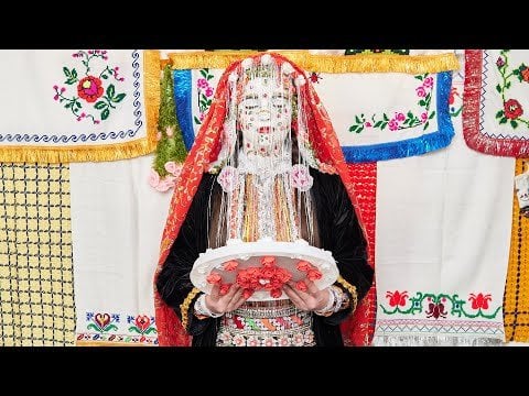 ジェリーナはリブノボの村で花嫁の絵を再現します