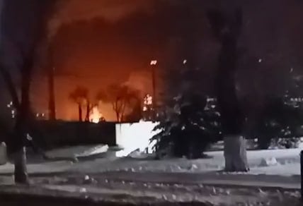 サラトフ製油所に対するウクライナの大規模なドローン攻撃は、近くのエンゲルス基地でロシアの爆撃機を減らします
