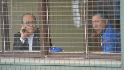 中日井上監督（右）と話す阪神岡田球団オーナー付顧問（撮影・森本幸一）