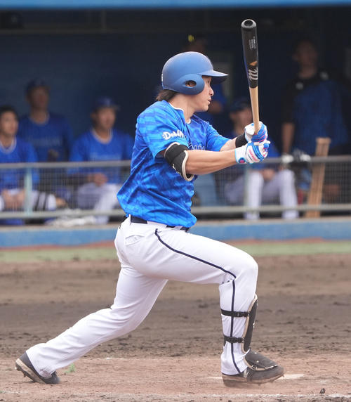 中日2軍対DeNA 4回表DeNA1死二塁、中前適時打を放つ井上（撮影・森本幸一）