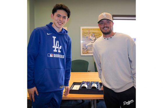 佐々木朗希、背番号のお返しに日本酒贈呈「ありがとう」　「11」譲ったロハス「感謝するよ」 | Full-Count